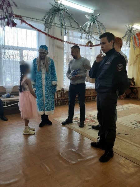 Полицейские Верхней Пышмы и председатель общественного Совета посетили городской "Центр социальной помощи семье и детям"